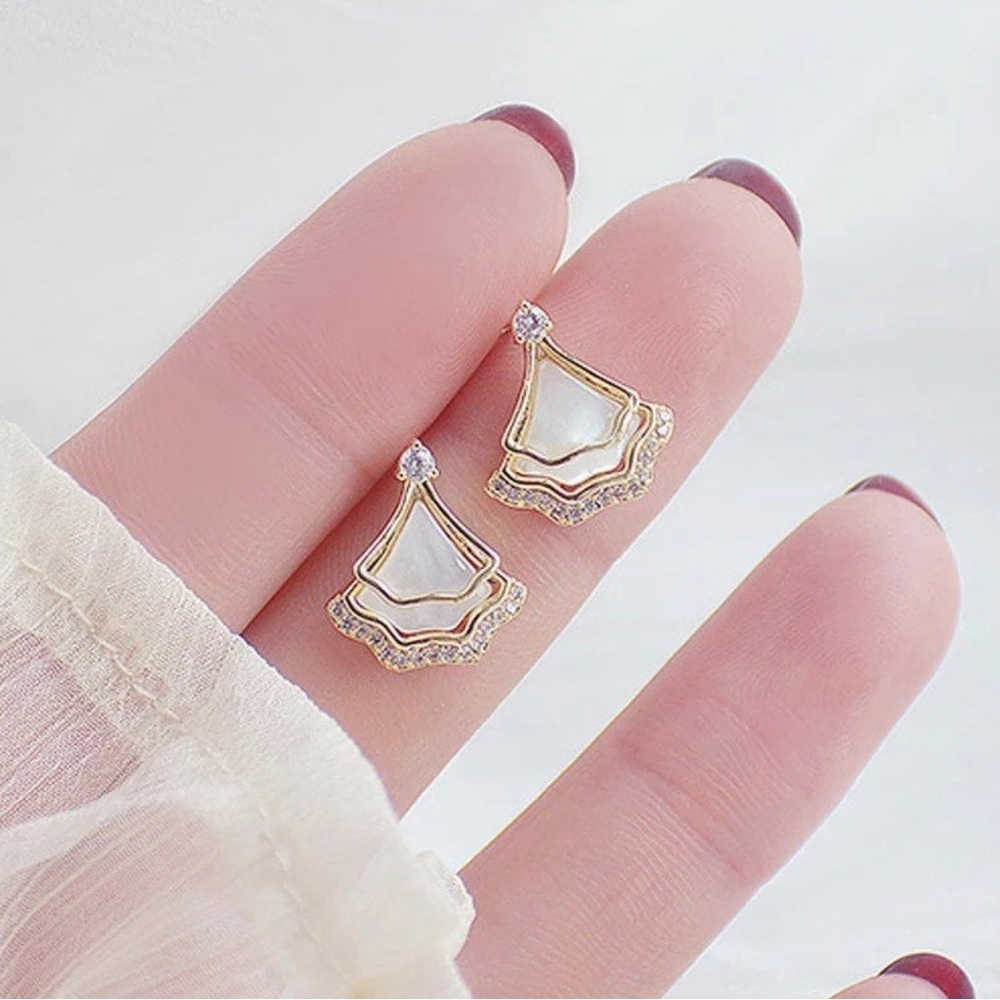 Simple Geometric Tiny Shell Earring